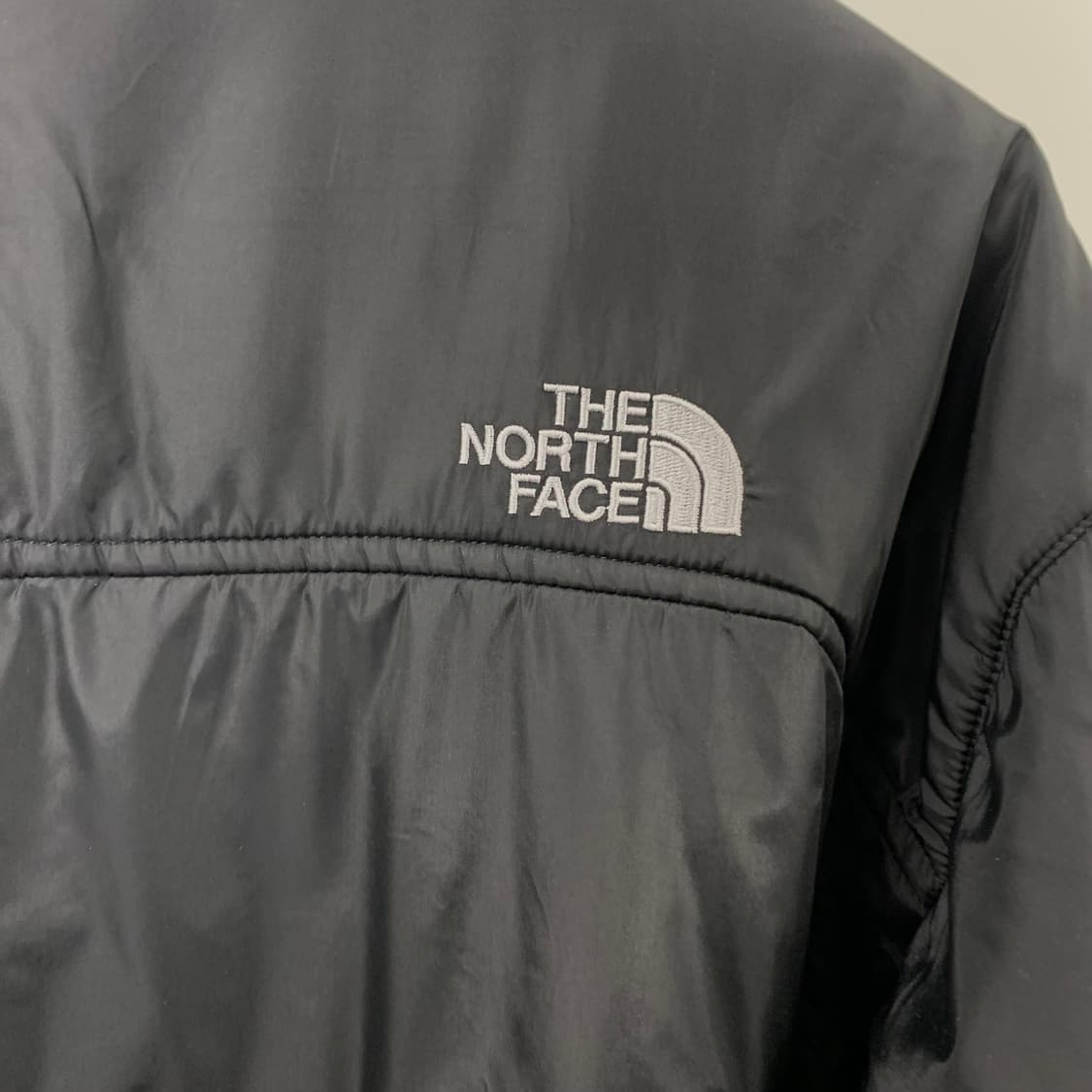 노스페이스 자수로고 블랙 경량 패딩  상품이미지5