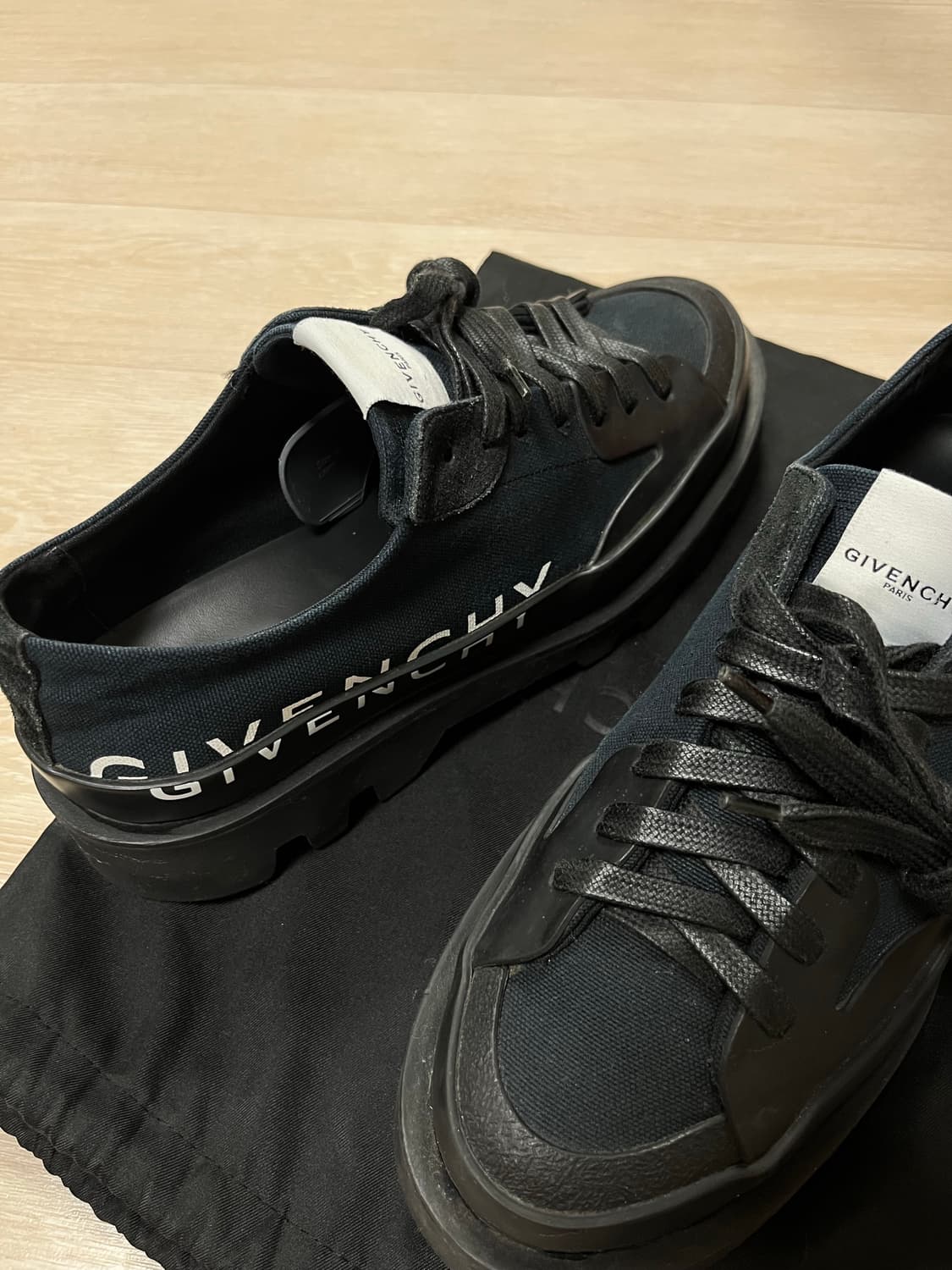 (희귀매물☀️) 지방시 클래펌 로고 캔버스 스니커즈 블랙 상품이미지5