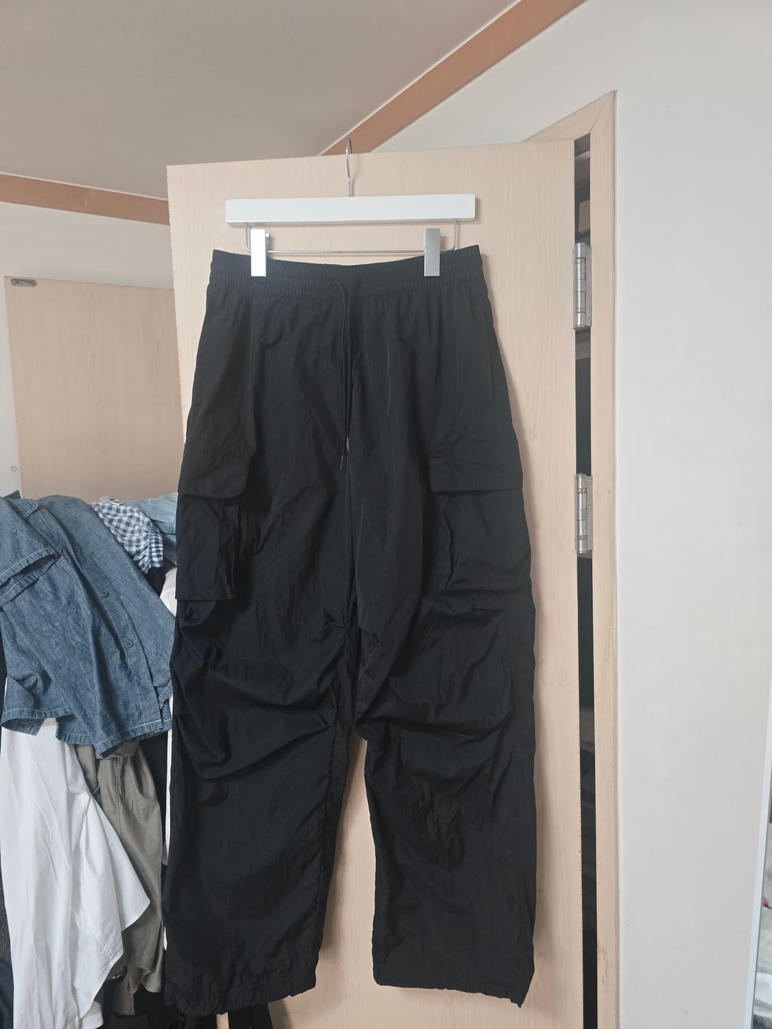 25ss 코드그라피 쿨 나일론 카고 파라슈트 팬츠

블랙 M 상품이미지1