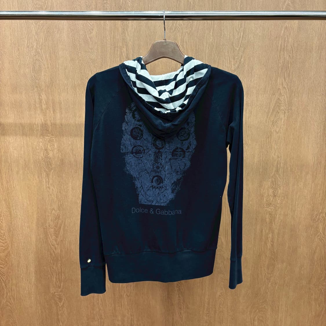 돌체앤가바나 긴팔 후드 집업 스트라이프 라이닝 스컬 프린트 디테일 블랙 상품이미지3