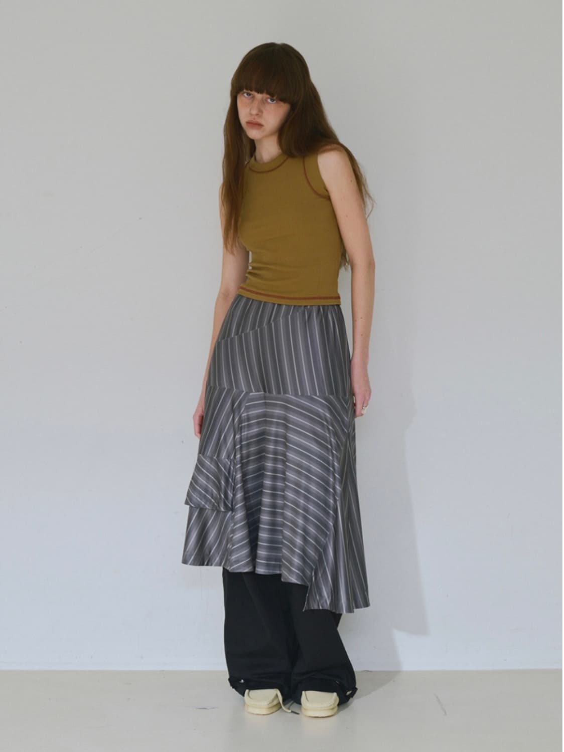 밀로우먼 어시메트릭 스트라이프 미디 스커트 F (차콜) 상품이미지4