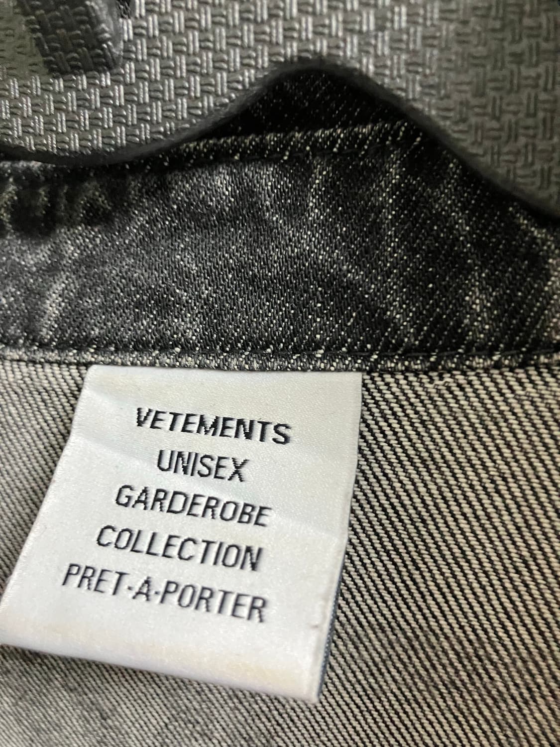 VETEMENTS 20FW 백 로고 레터링 데님 셔츠 (UAH21SH04 상품이미지7