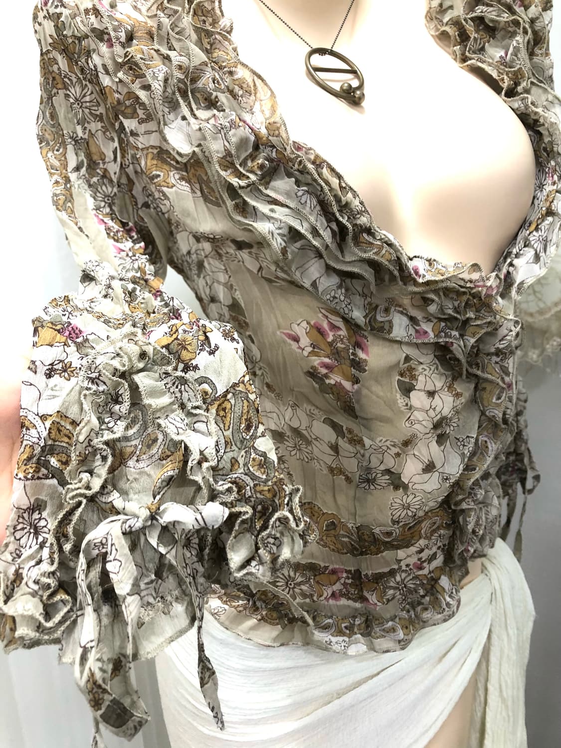 beige asymmetric frill floral blouse  상품이미지3