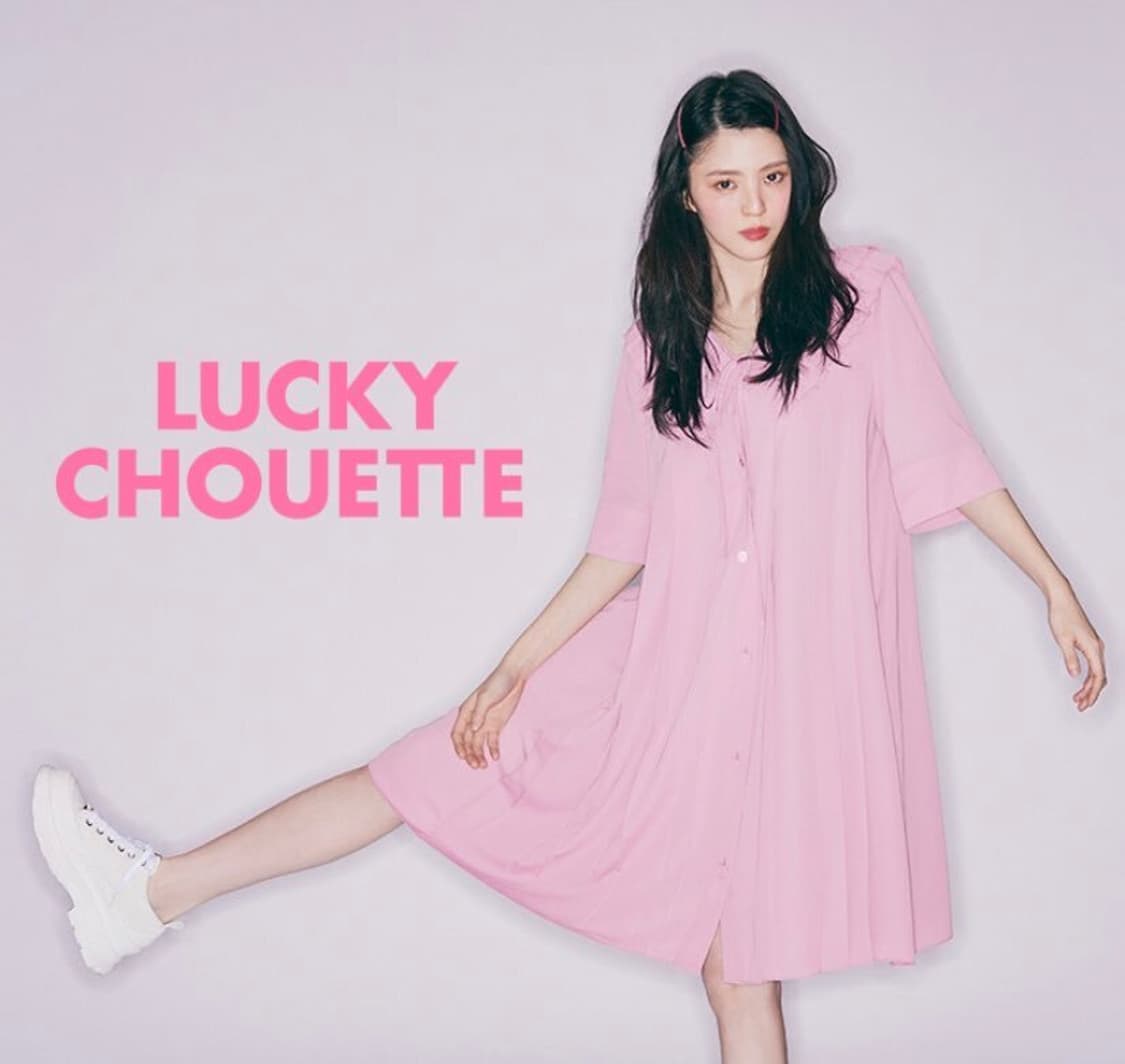 [한소희 착용] 럭키슈에뜨 빅 카라 플리츠 반팔 원피스 상품이미지1