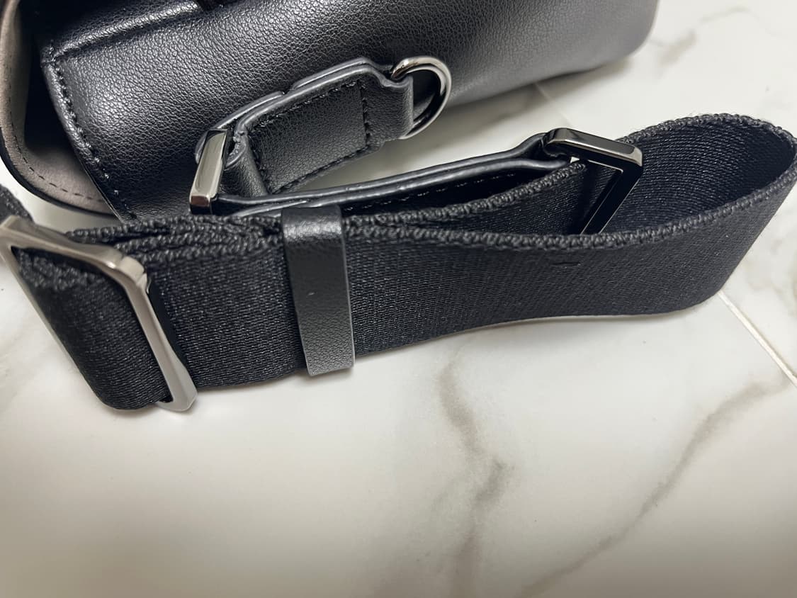 질스튜어트 맨 로건 블랙 레더 플랩형 크로스 숄더 백 가방 상품이미지8