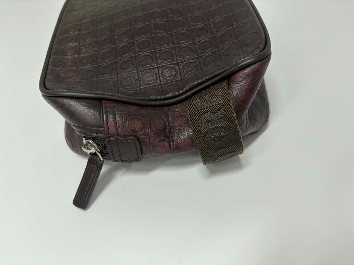 살바토레 페라가모 간치니 모노그램 가죽 클러치 상품이미지3