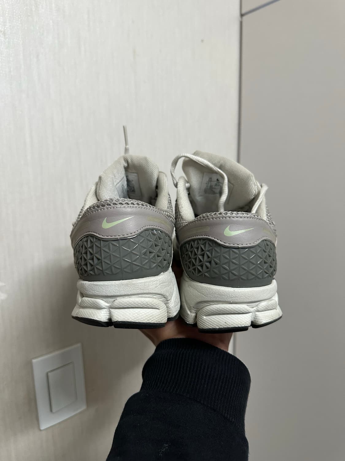 나이키 줌 보메로 5 회색 운동화 265mm 상품이미지5