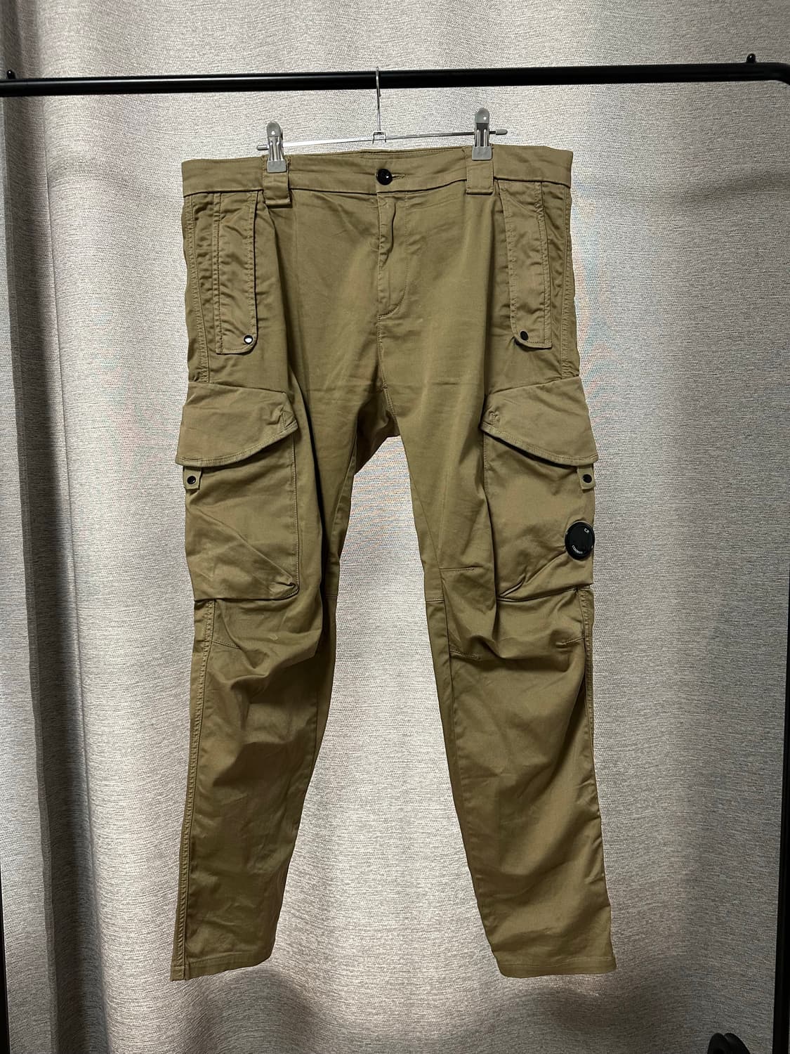 CP컴퍼니 렌즈와펜 카고 팬츠 카키 (55/33)  상품이미지1