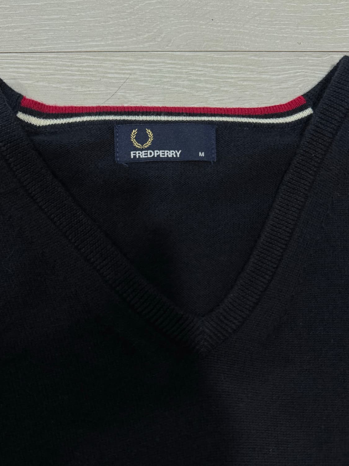 [M] 프레드페리 자수로고 브이넥 니트  상품이미지2