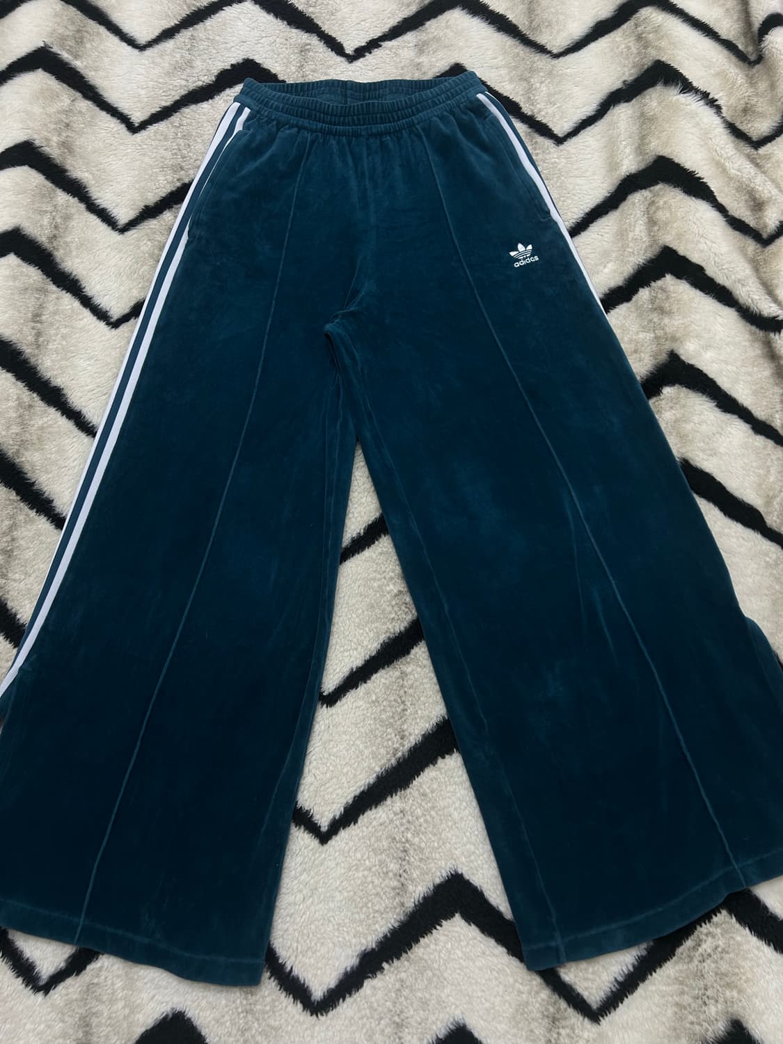 [M]아디다스 오리지널 벨루어 와이드 트임 팬츠 상품이미지3