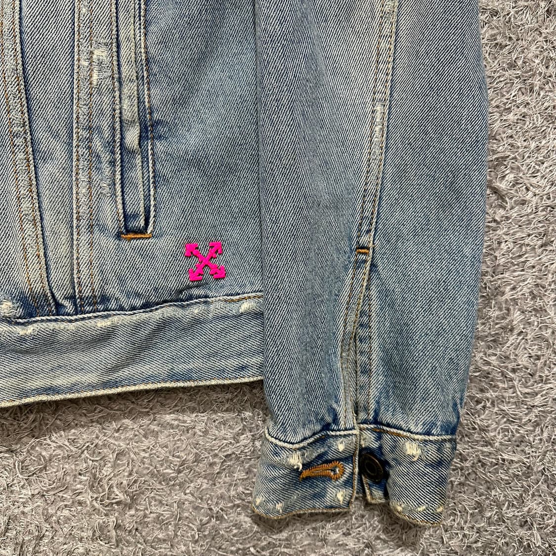 [90-95] 오프화이트 11주년푸시아슬림핏 데님자켓 상품이미지4