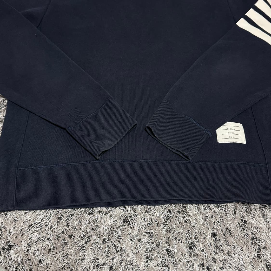 톰브라운 사선 완장 맨투맨 네이비 5 상품이미지9