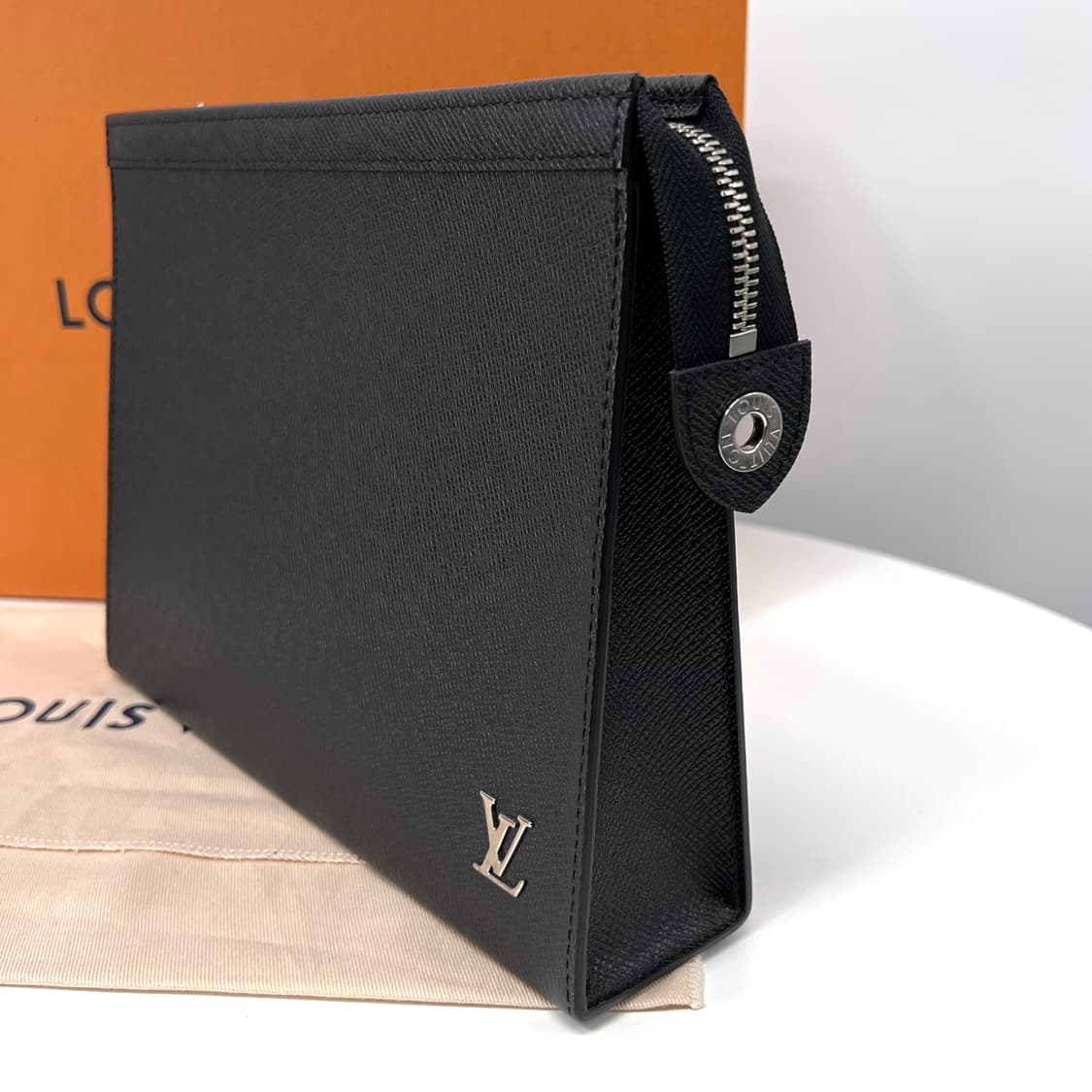 루이비통 LV 타이가 포쉐트 보야주 클러치백 블랙 (M30450) 상품이미지5