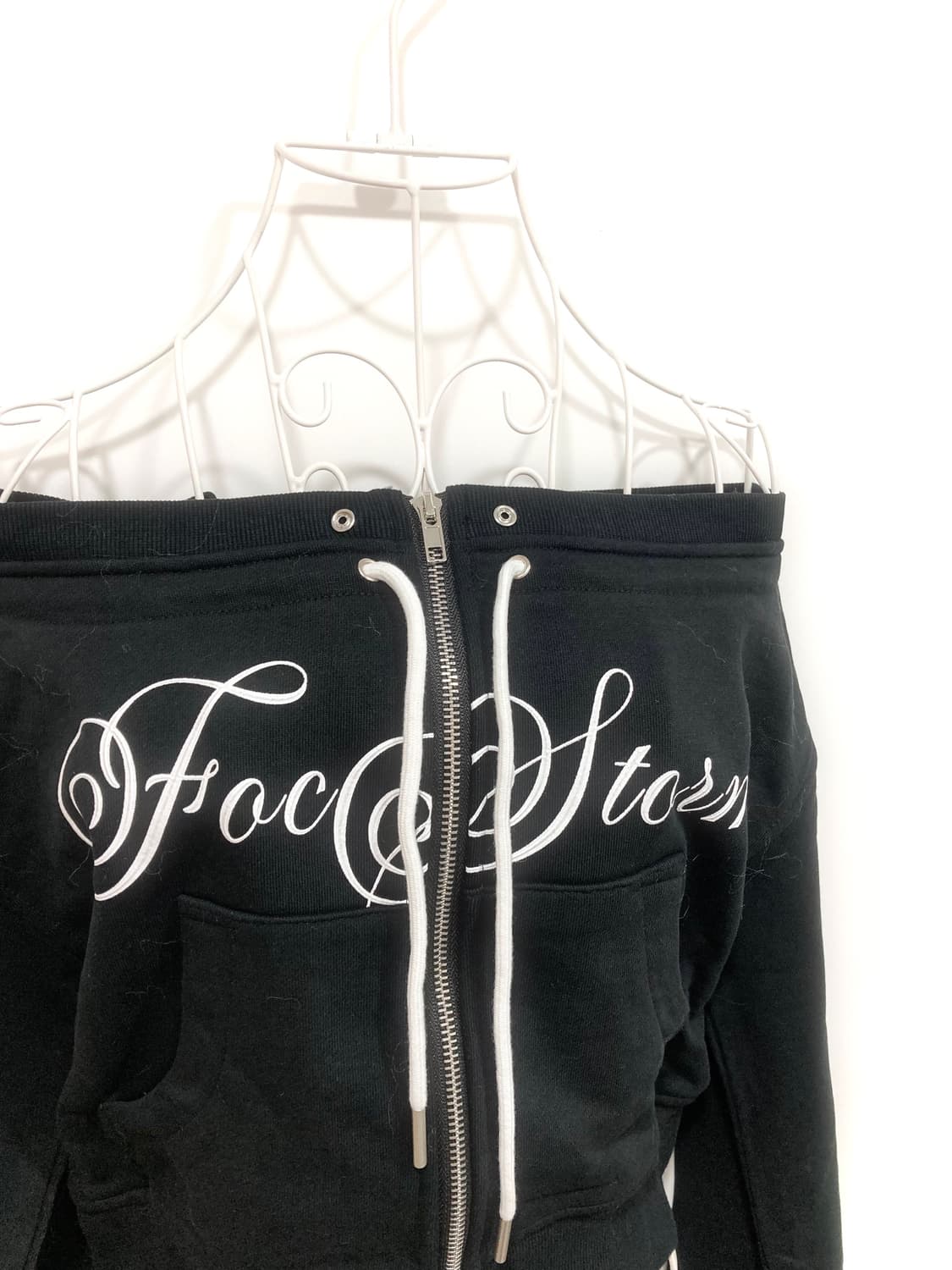 Off-shoulder Black fur hoodie 상품이미지4