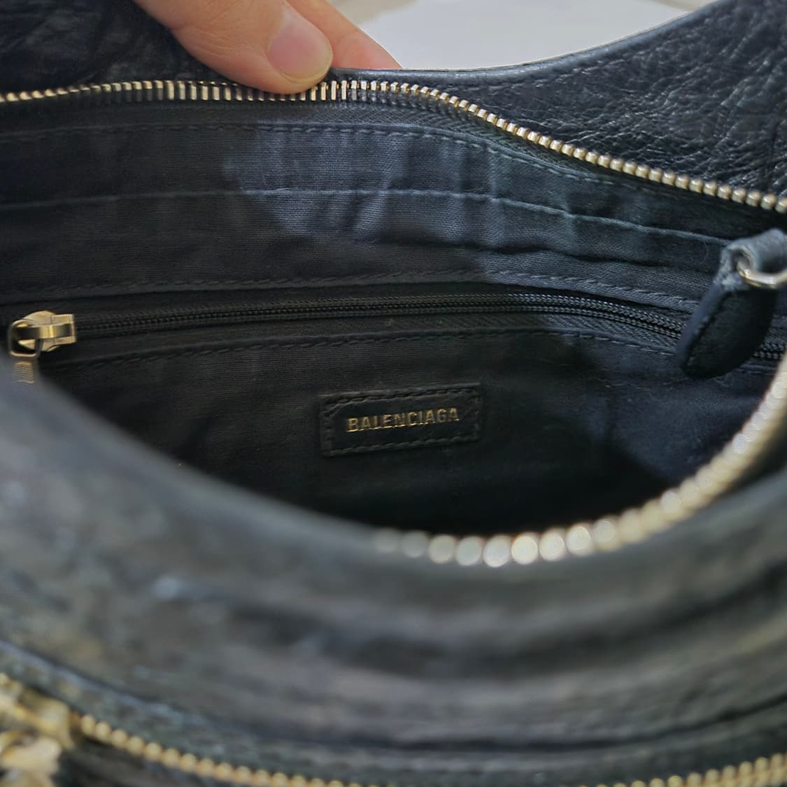 발렌시아가 자이언트 힙 크로스백 상품이미지4