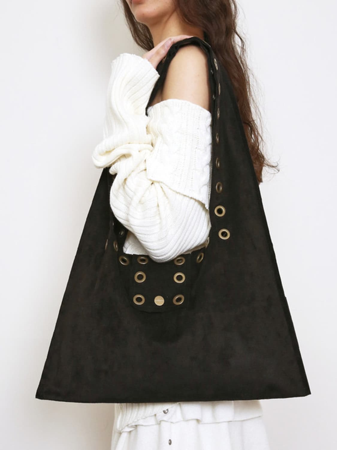 폴리수엠 아일렛 스웨이드 숄더백 블랙 상품이미지2