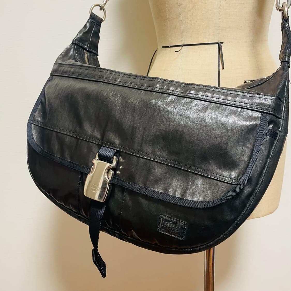 Poter SHINE 포터 코티드 하프문 크로스백 상품이미지1