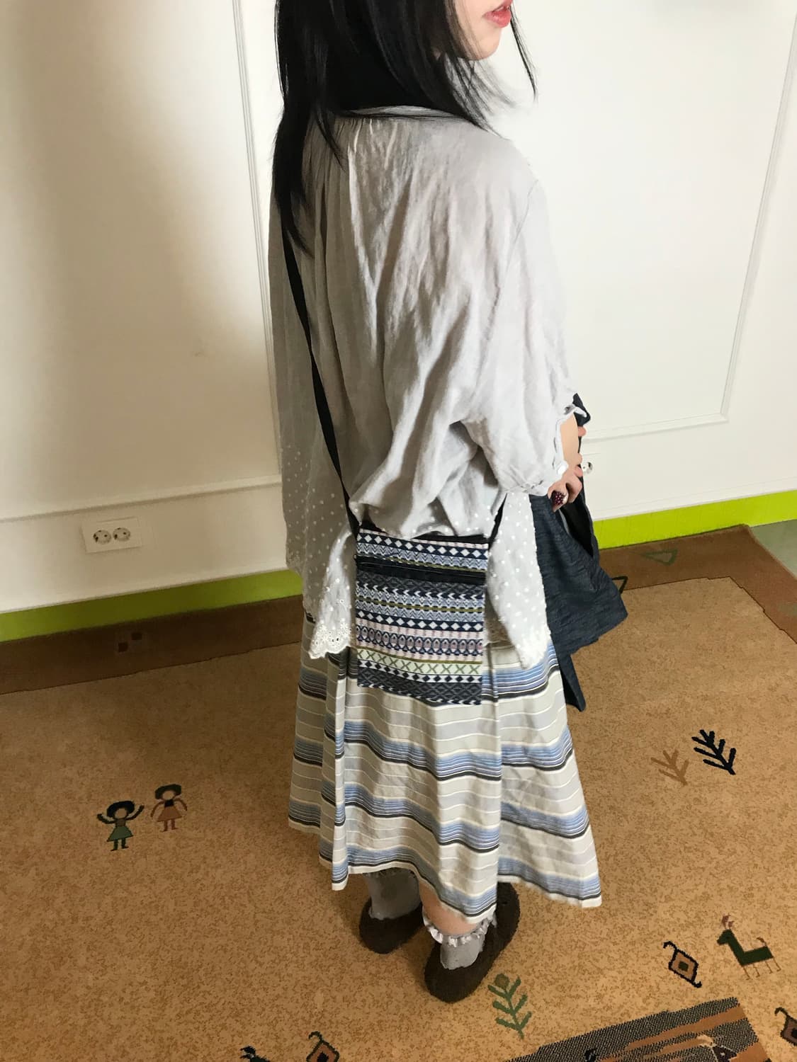 바다를 닮은 스커트 위에 그레이 톤을 얹어 잔잔하게 흐르는 실루엣🌊 상품이미지1