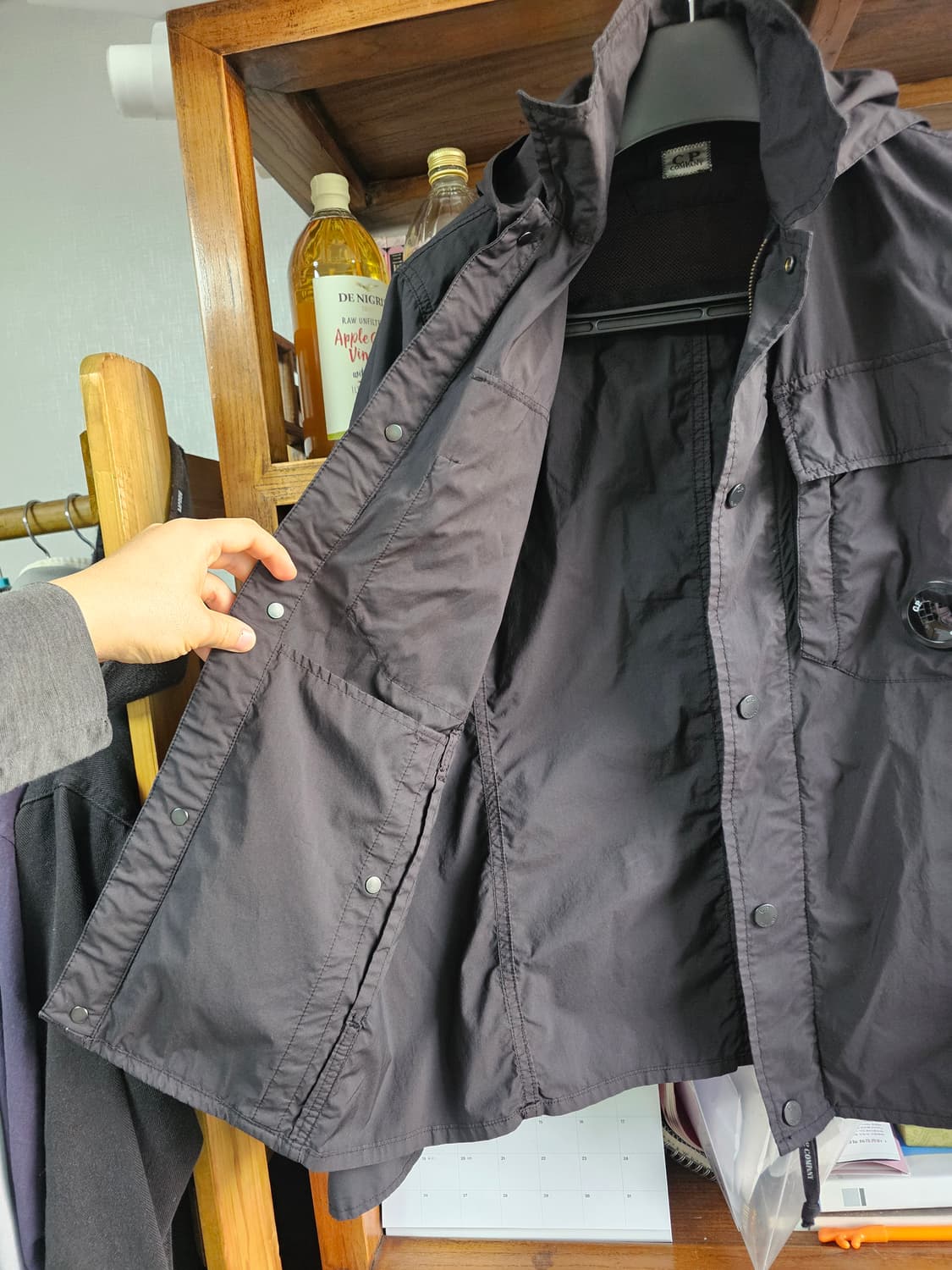 후드랑 자켓 2가지로 연출 가능한 씨피컴퍼니 블랙 자켓 팔아요 cp컴퍼니 상품이미지6