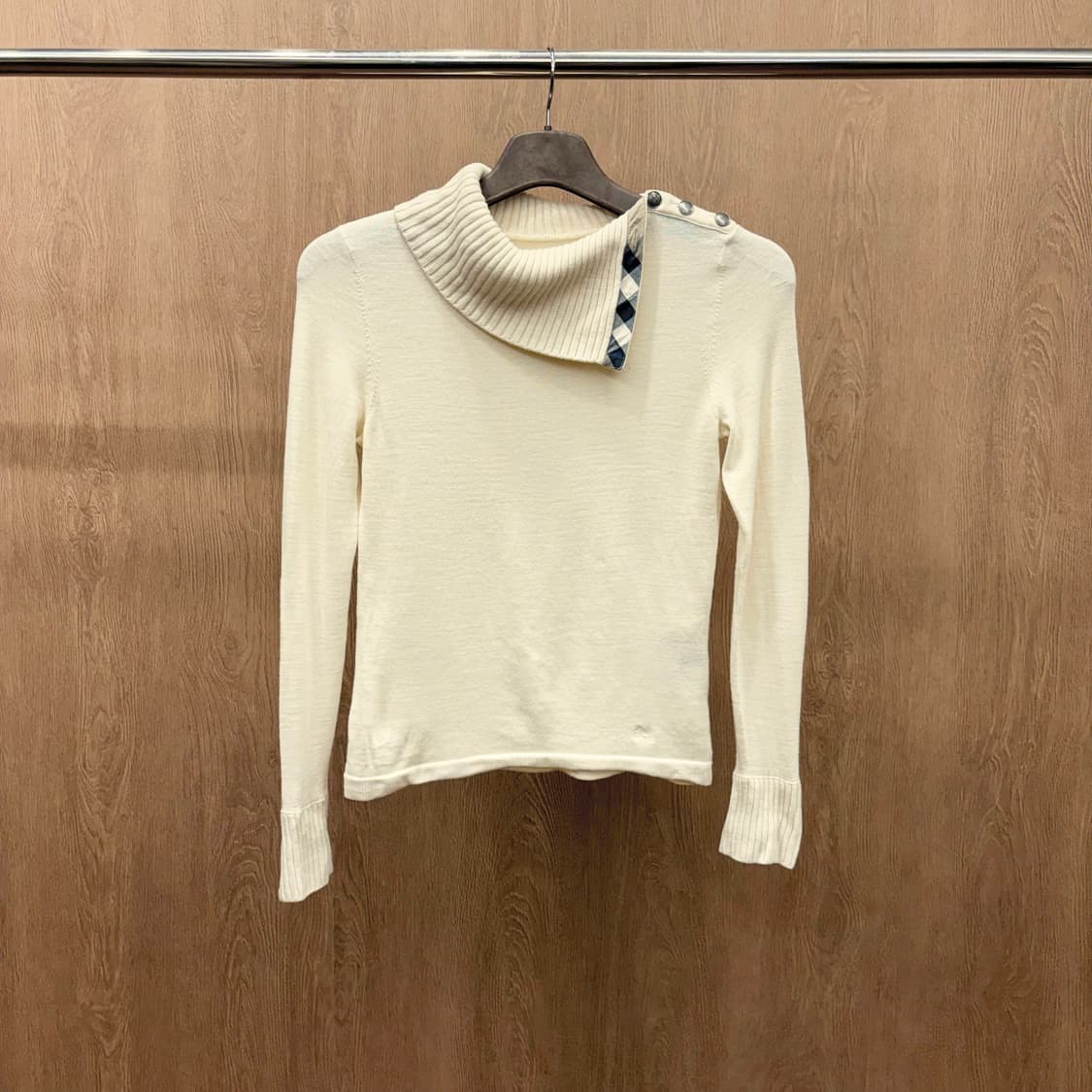 버버리 런던 니트 언밸런스 넥라인 체크 배색 숄더 버튼 디테일 아이보리 상품이미지2