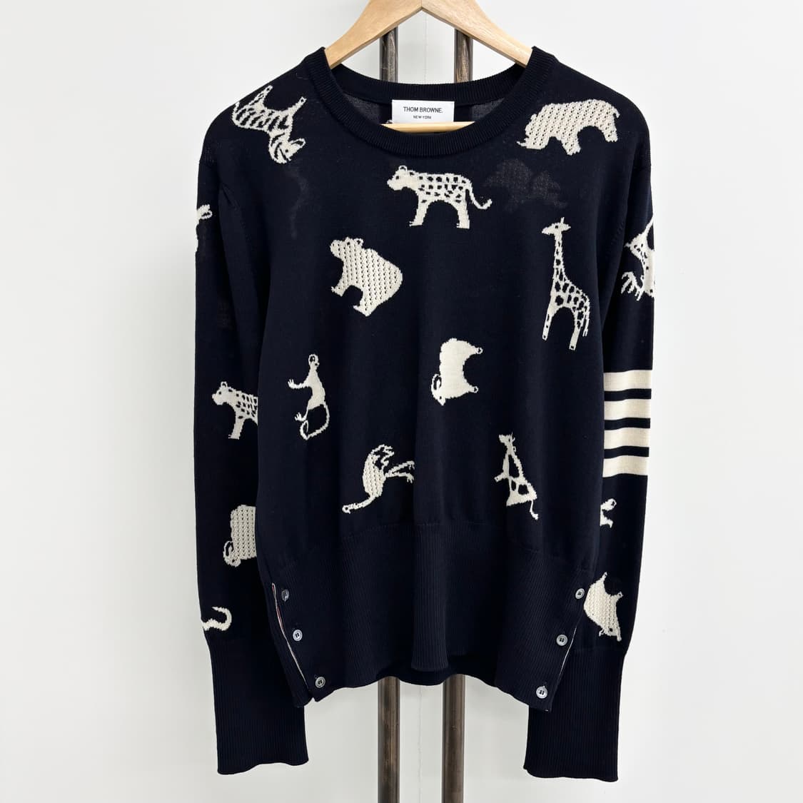 [5]톰브라운 사선완장 애니멀 니트 상품이미지1