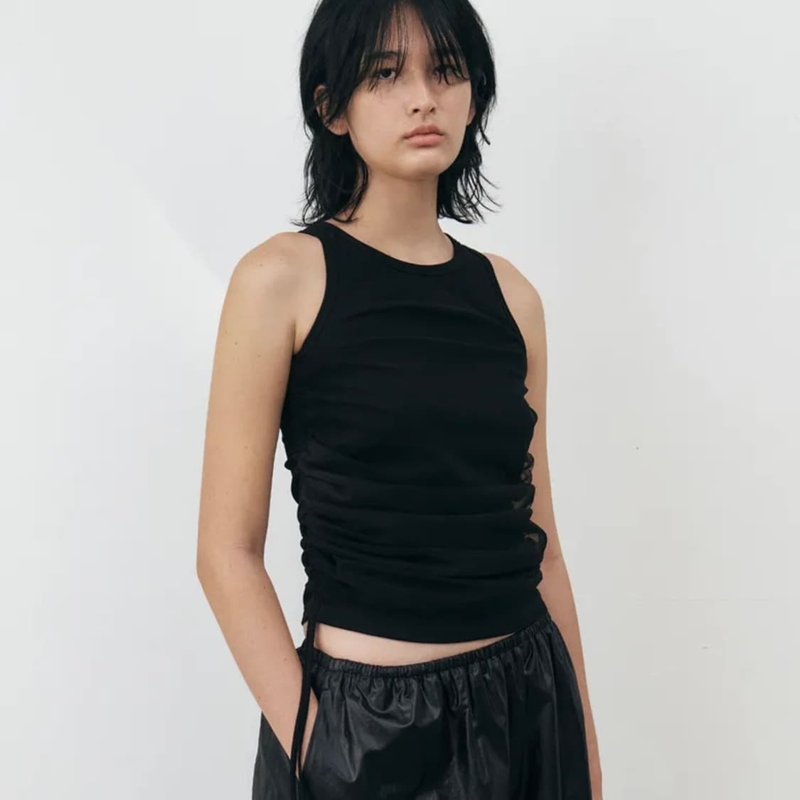 인사일런스 블랙 셔링 슬리브리스 상품이미지3