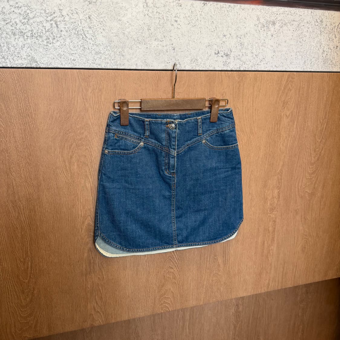 씨 바이 끌로에 데님 미니 스커트 백 로고 패치 디테일 중청 상품이미지3