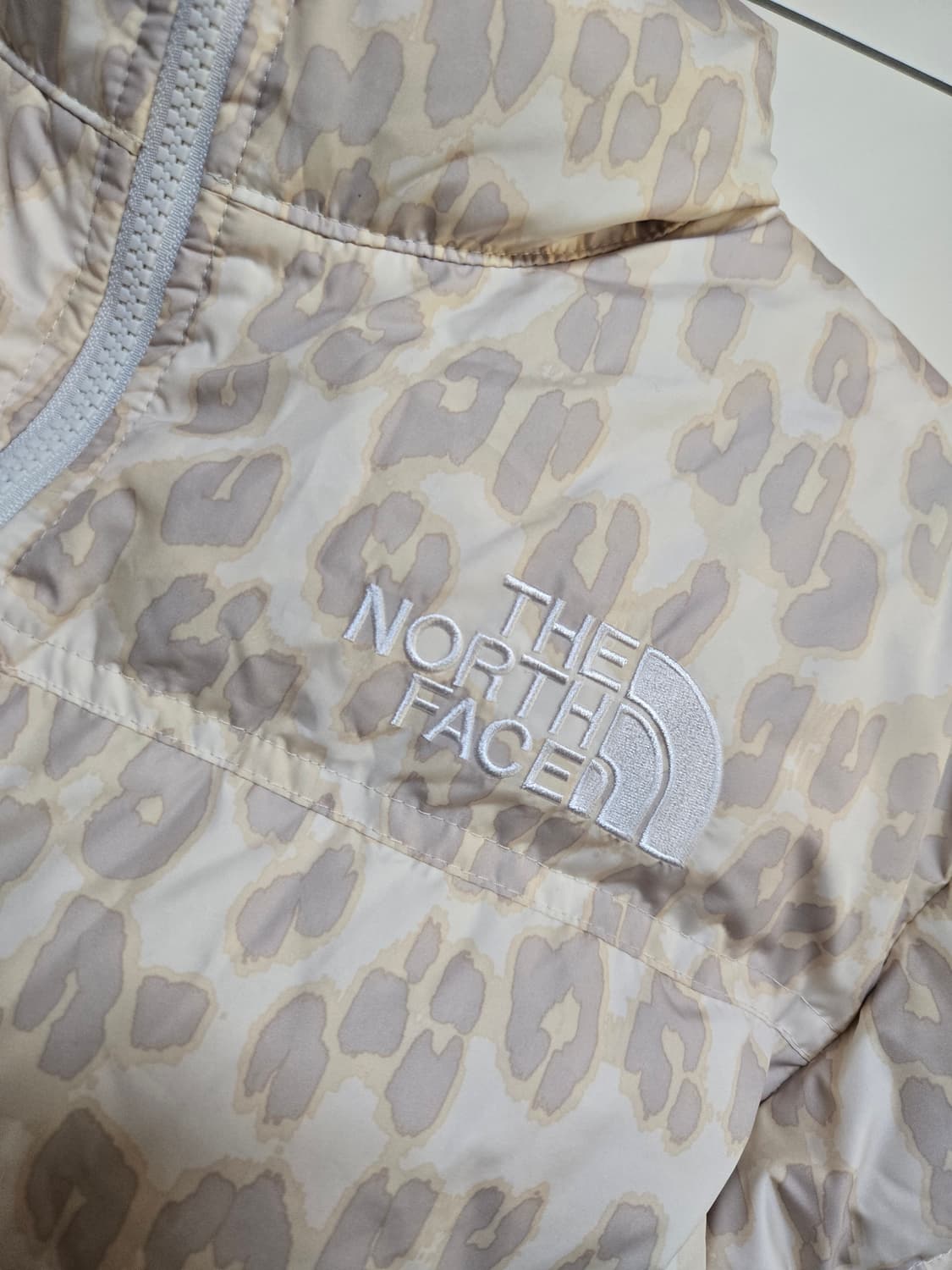 노스페이스 레오파드 프린트 눕시 숏패딩(해외판) 상품이미지4