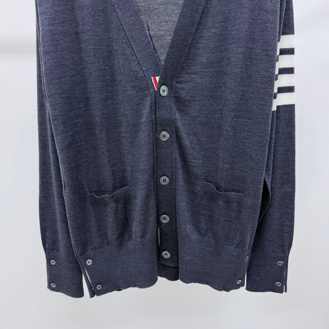 [새상품/선물가능] 톰브라운 사선완장 메리노 울 가디건 다크그레이 상품이미지4