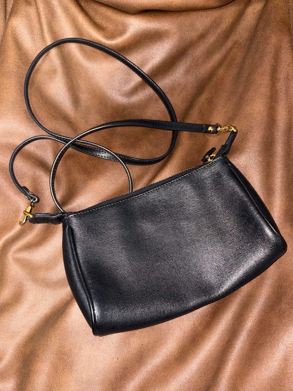 펜디 금장 레더 크로스백 상품이미지3