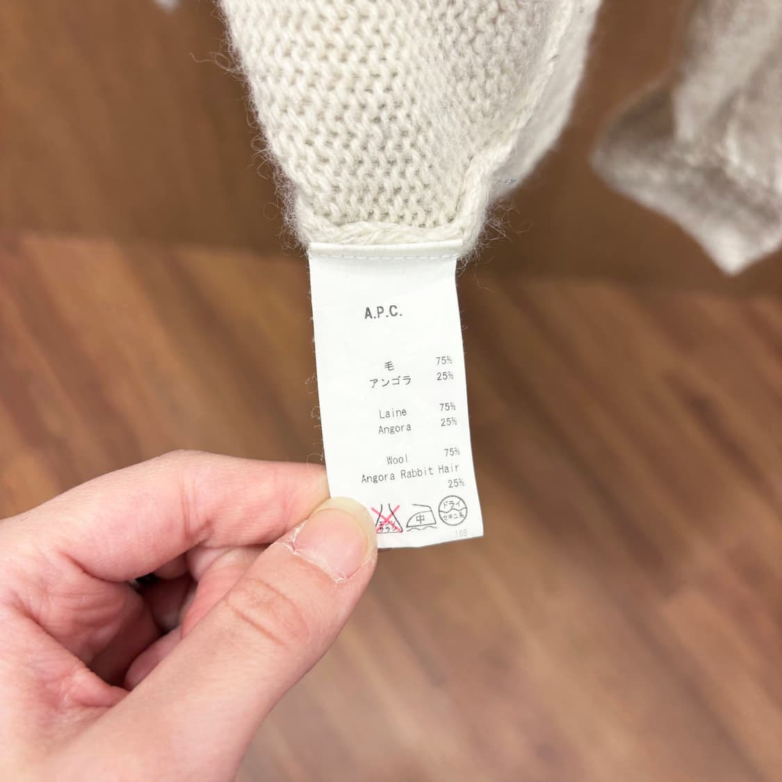 프라다 브이넥 카라 티셔츠 레드 로고 탭 후면 지퍼 포켓 디테일 핑크 상품이미지8