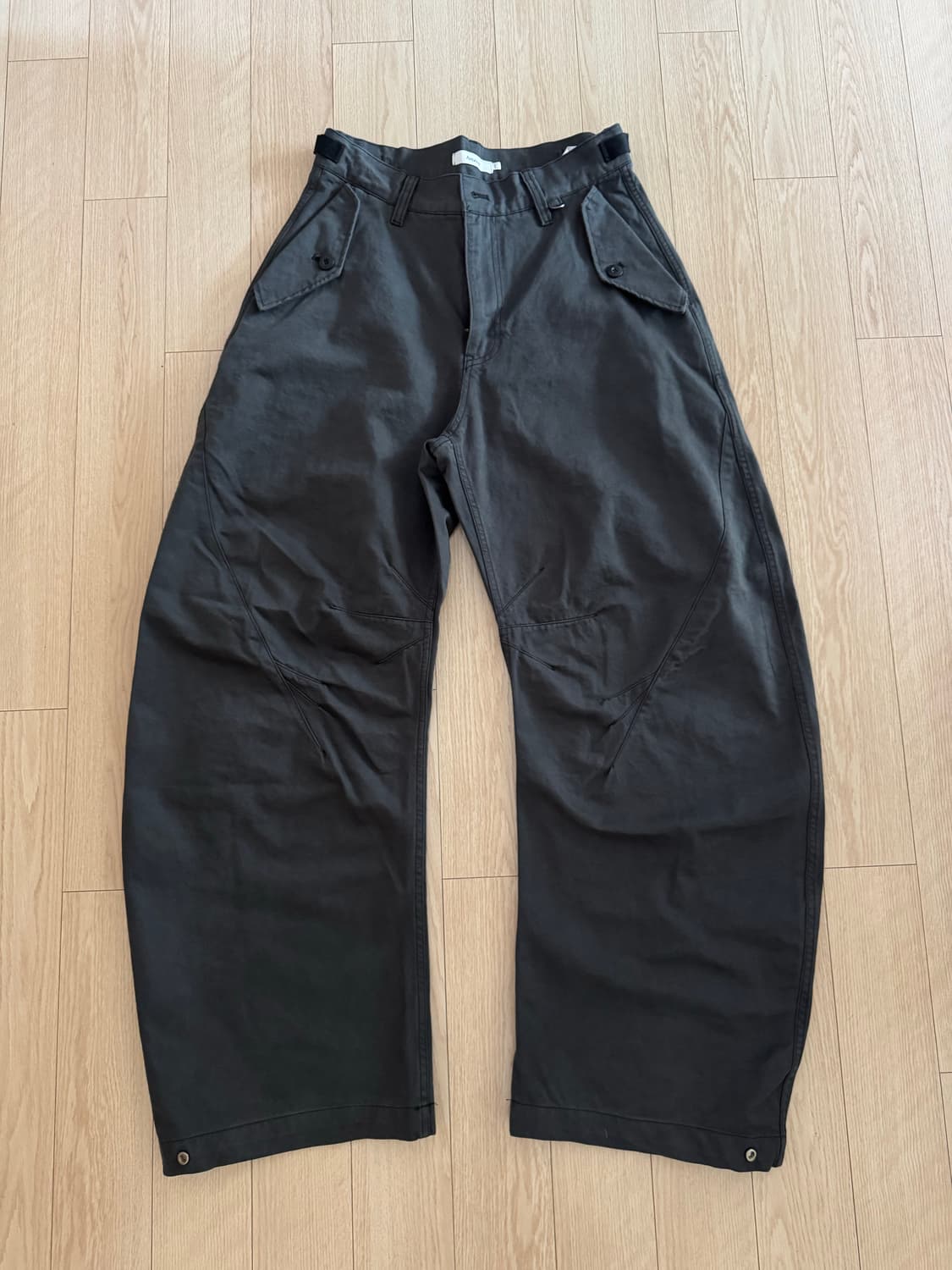 아르반 트리플 리프 커브드 팬츠 (차콜, 2사이즈) 상품이미지1