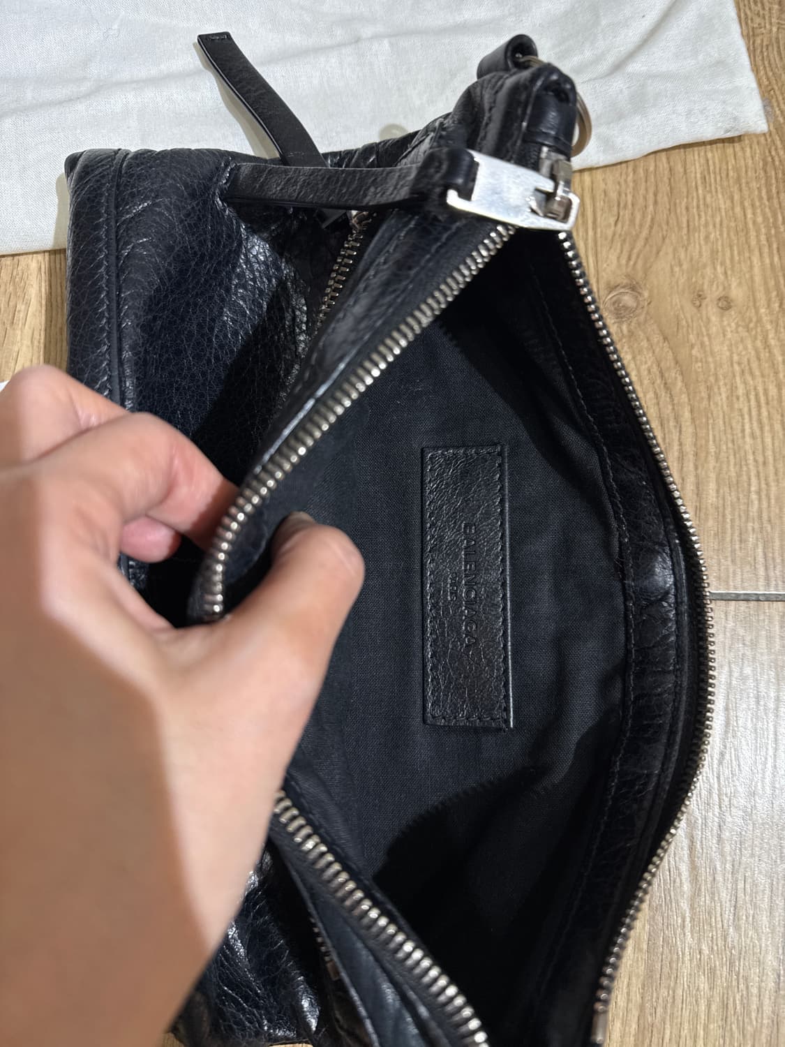 발렌시아가 모터백 클러치 블랙 상품이미지3