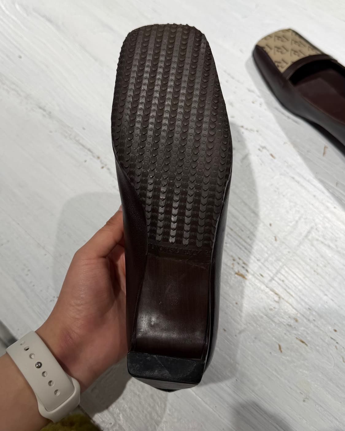 보테가 베네타 다크브라운 BV 로고 펌프스 상품이미지9