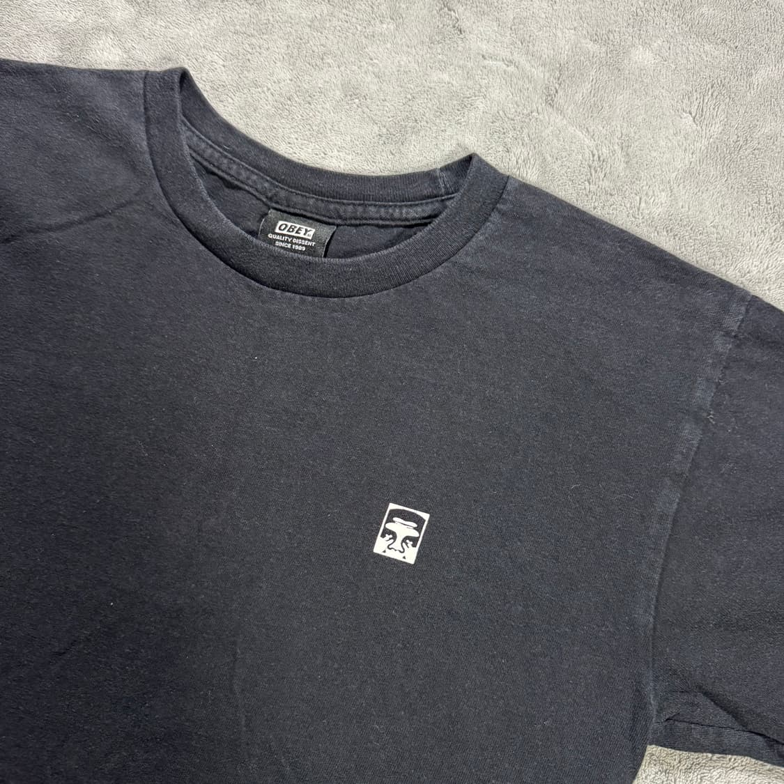 오베이 가슴 스몰로고 백프린팅 반팔 상품이미지2