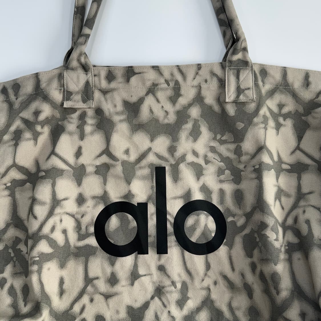Alo 알로 아이코닉 쇼퍼 도트 백 그레이 타이다이  상품이미지5