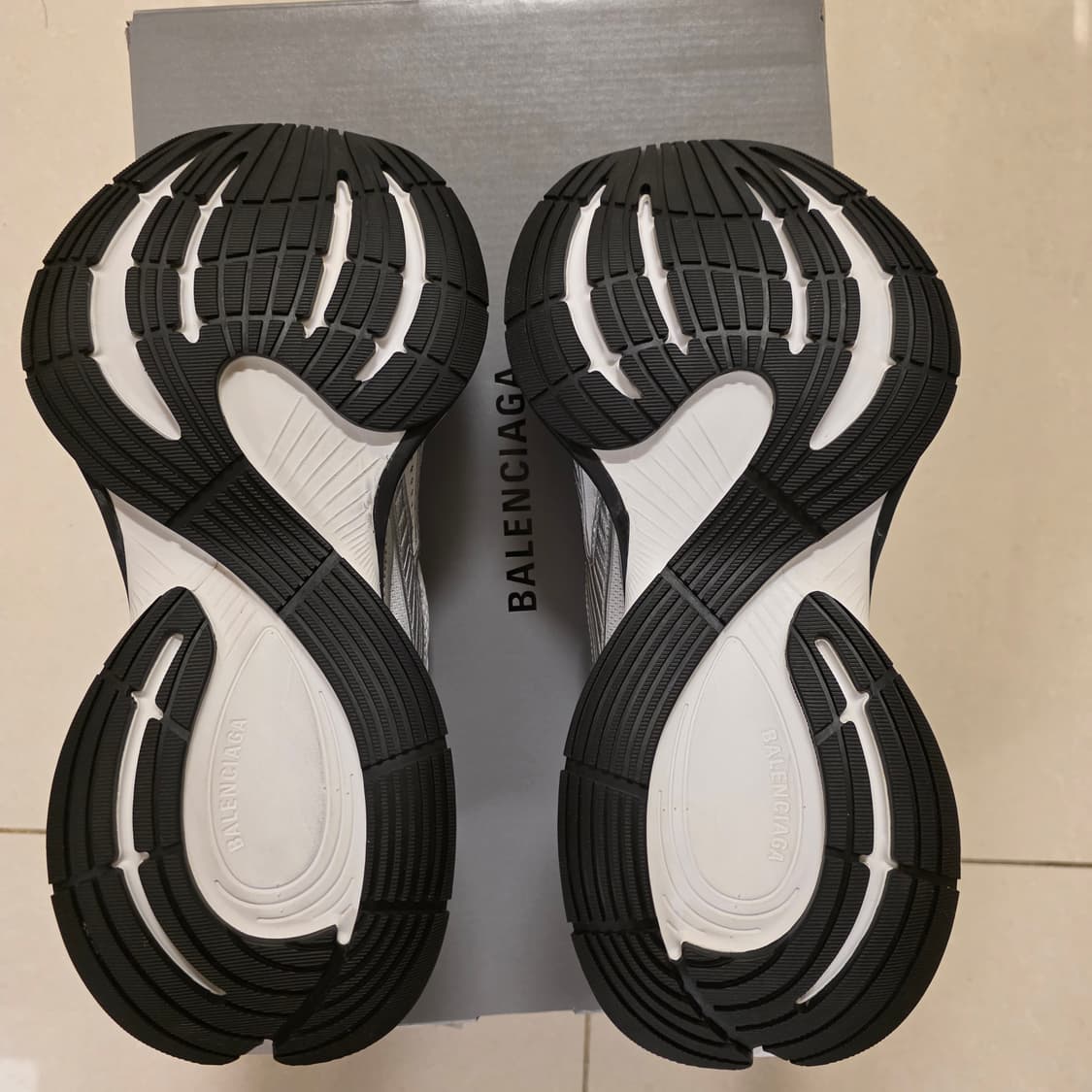 발렌시아가 서킷 스니커즈 43 실버/화이트 상품이미지3