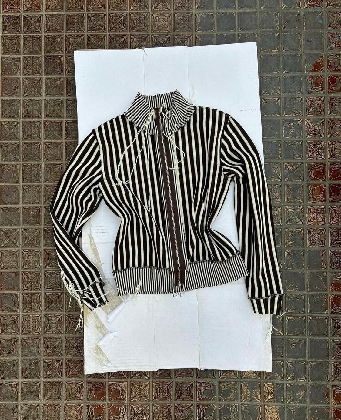 0tape 스트라이프 집업 니트 화이트/브라운 상품이미지1