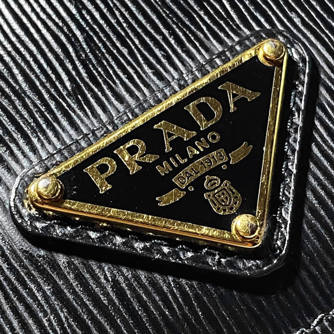 [정품] PRADA 프라다 비텔로 무브 트라이앵글 플레이트 컴팩트 반지갑 상품이미지2