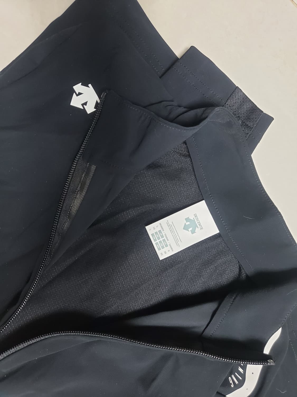 데상트 여성 블랙 집업 L(92) 상품이미지3