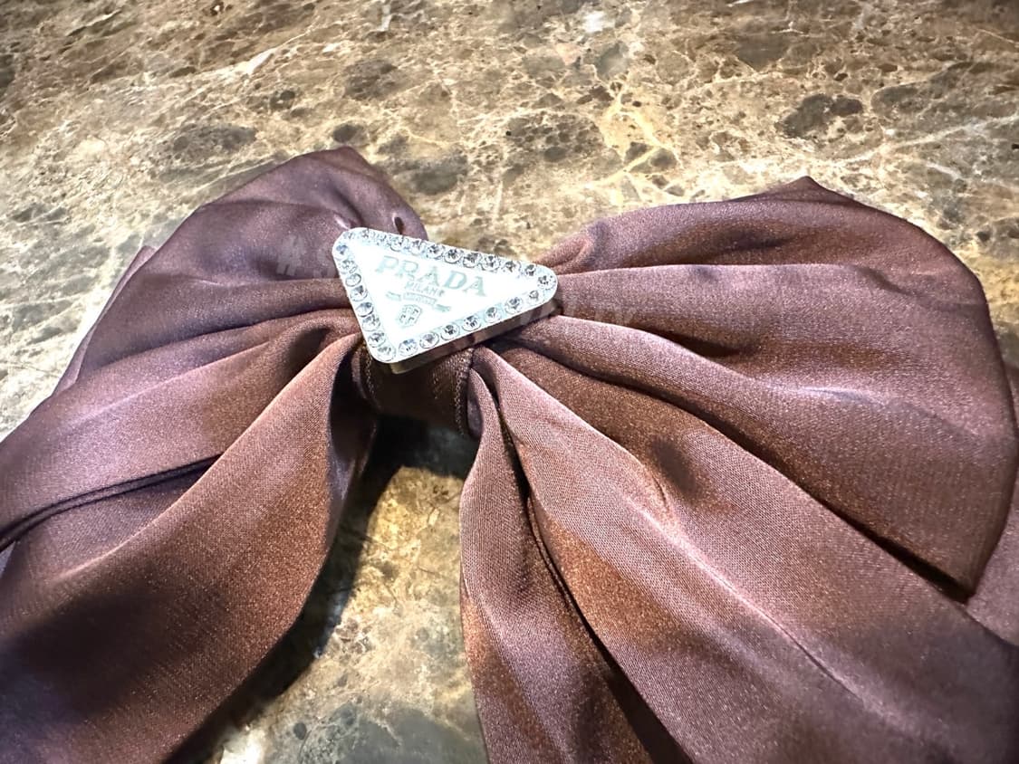 프라다 화이트 로고  헤어핀 브라운 상품이미지4