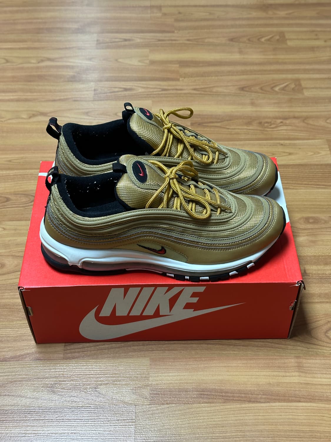 [상태좋음] 나이키 에어맥스 97 메탈릭골드 US10.5 상품이미지3