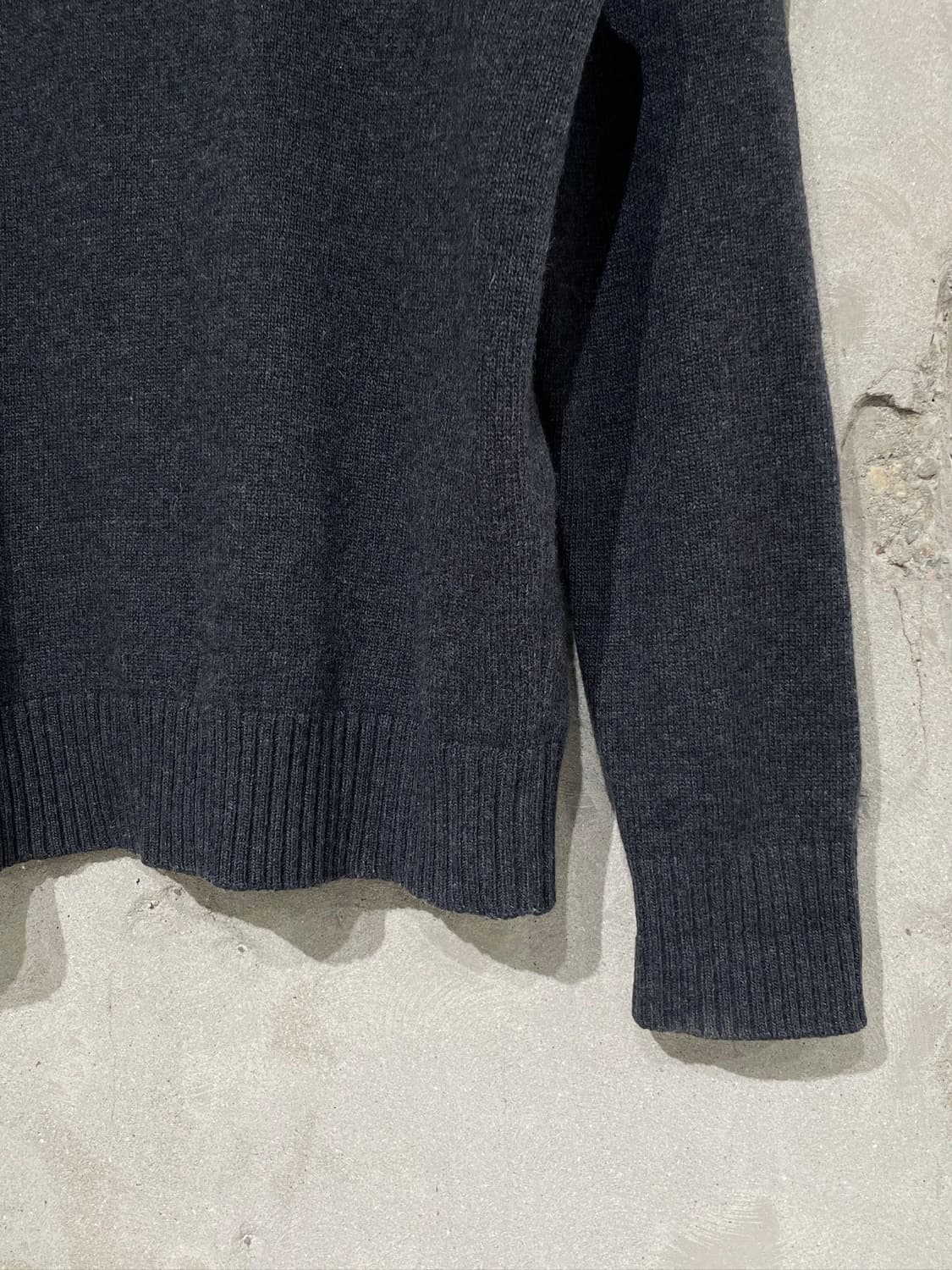 스톤 아일랜드 차콜 하프 버튼 와펜 폴라 스웨터 상품이미지5