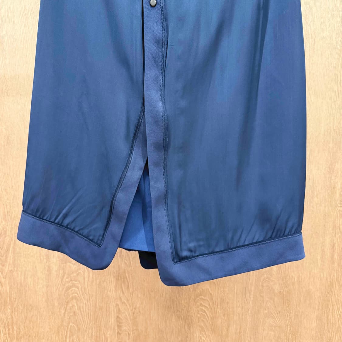 랑방 컬렉션 미디스커트 버튼 디테일 언발란스 슬릿 실키 네이비 상품이미지5