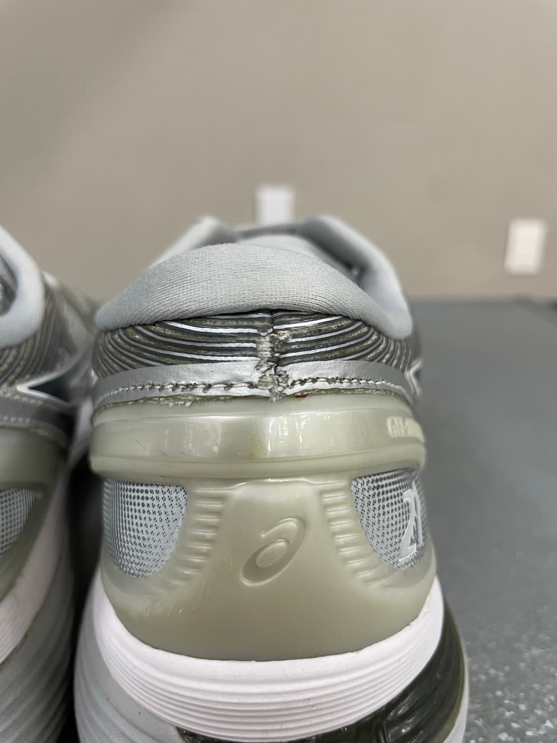 아식스 젤 님버스 21 미드 그레이 실버 265 상품이미지9