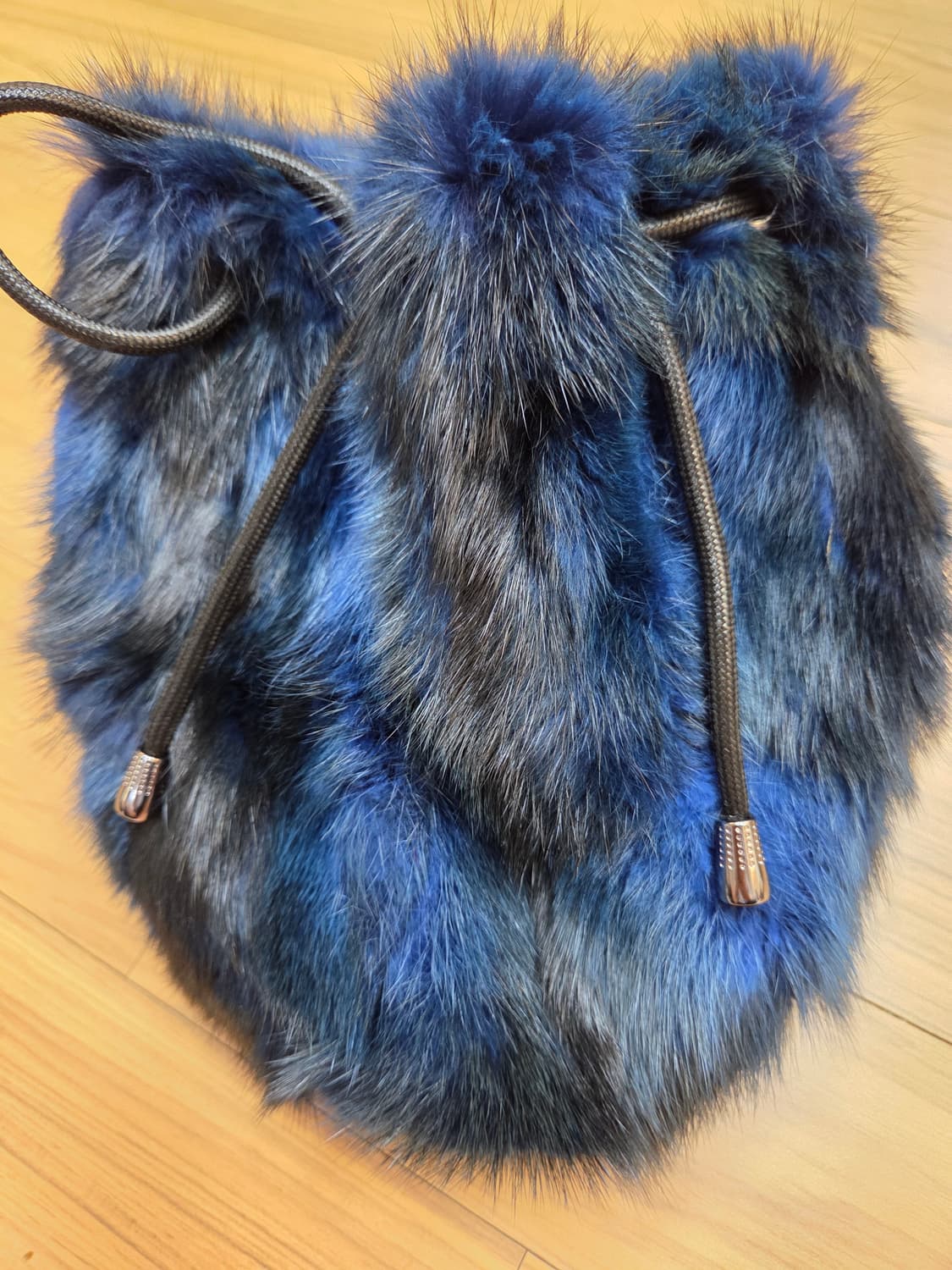 파란색과 검은색 털이 섞여 오묘한 색감을 내는 폭스 퍼 복주머니 가방입니 상품이미지9