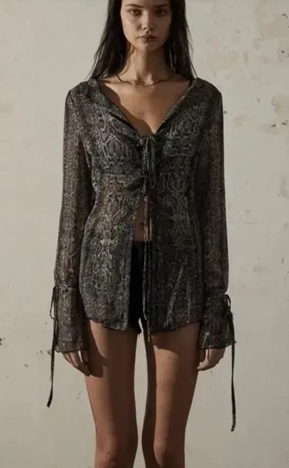 보헤미안서울 레이스업 블라우스 그레이 호피 파이톤 상품이미지1