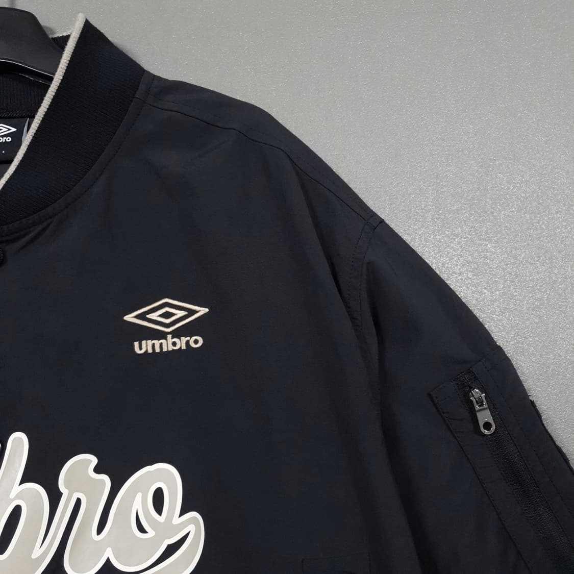 엄브로 신형 23ss 프레피 옥스포드 바시티 자켓 빅로고 버튼 블루종 상품이미지4