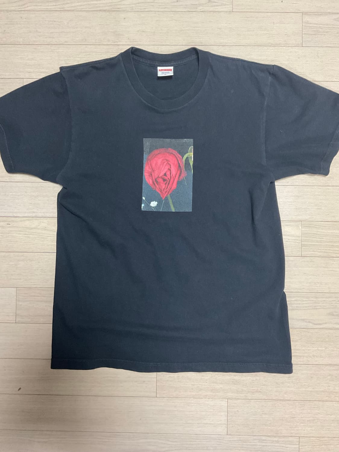 16FW 슈프림 아라키 로즈 티 블랙 m 상품이미지2