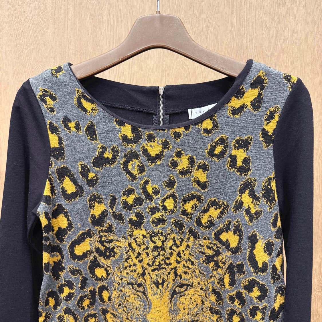 산드로 긴팔 티셔츠 레오파드 패턴 자카드 백지퍼 디테일 블랙 배색 상품이미지4